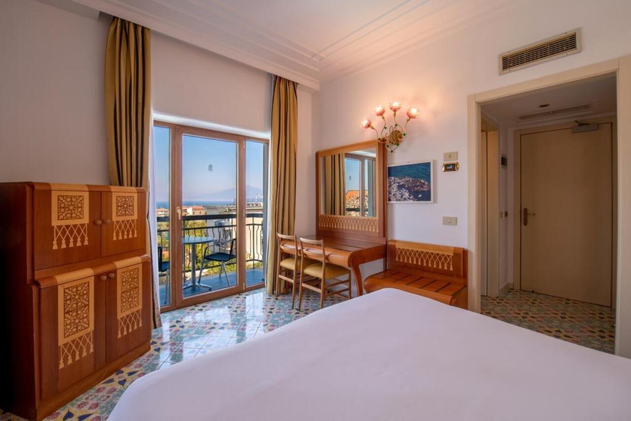 Grand Hotel Flora Соренто Екстериор снимка