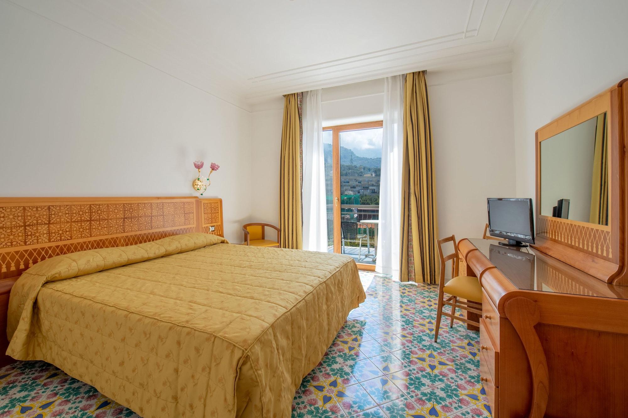 Grand Hotel Flora Соренто Екстериор снимка