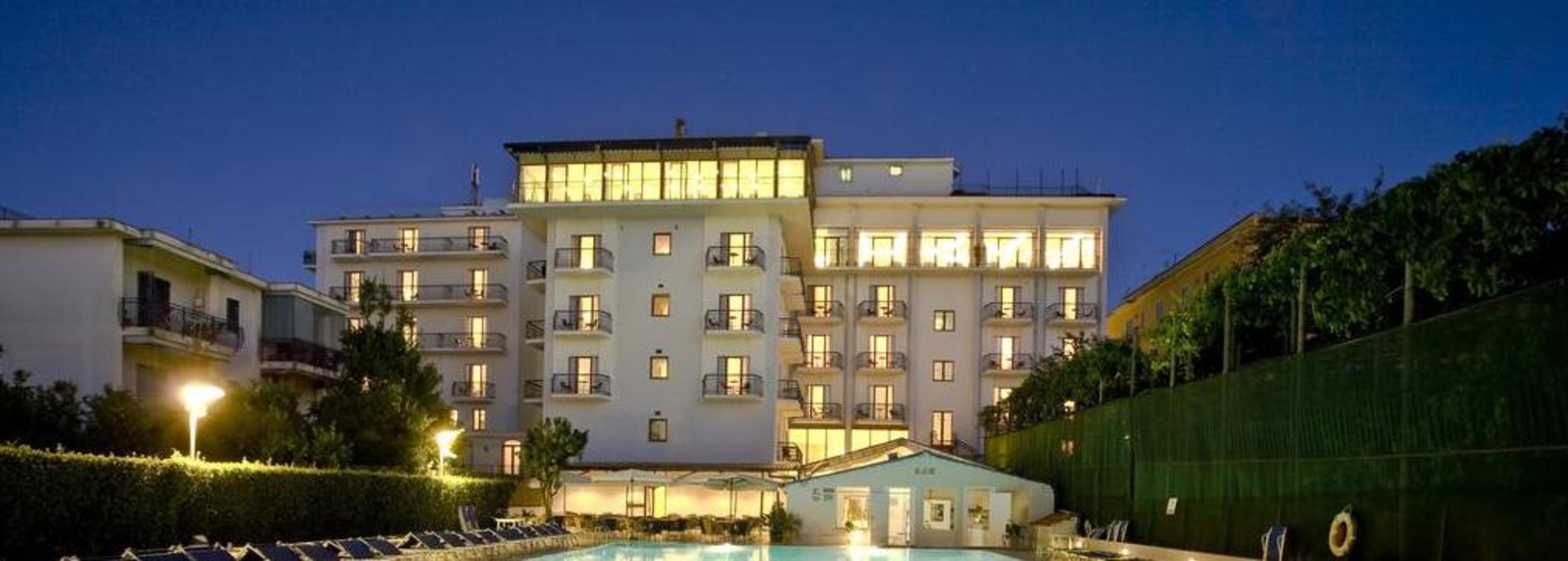 Grand Hotel Flora Соренто Екстериор снимка