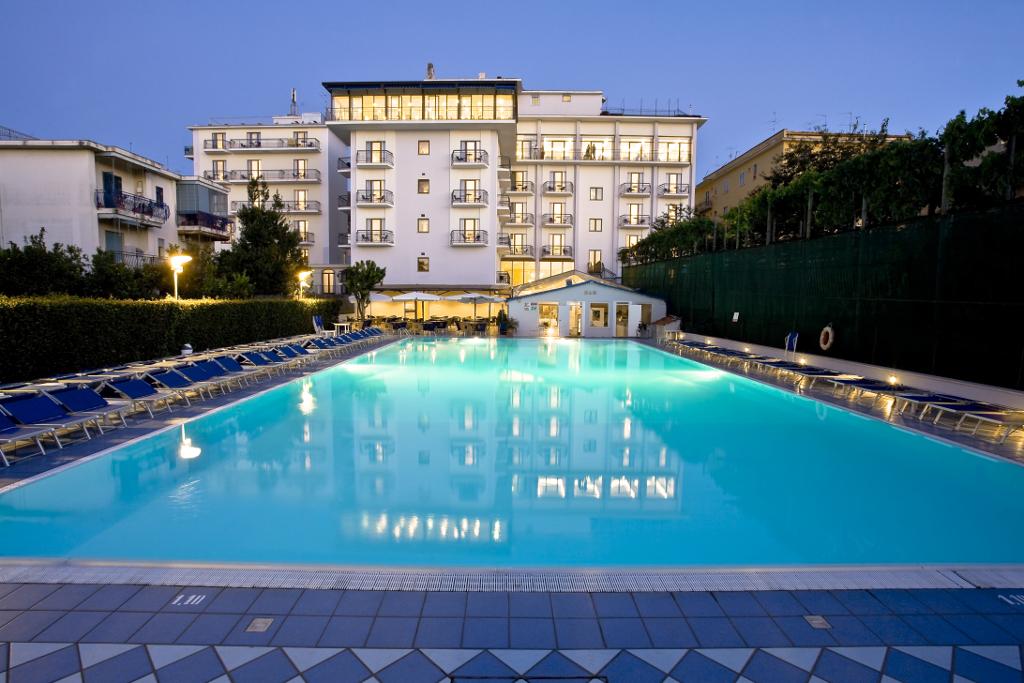 Grand Hotel Flora Соренто Екстериор снимка