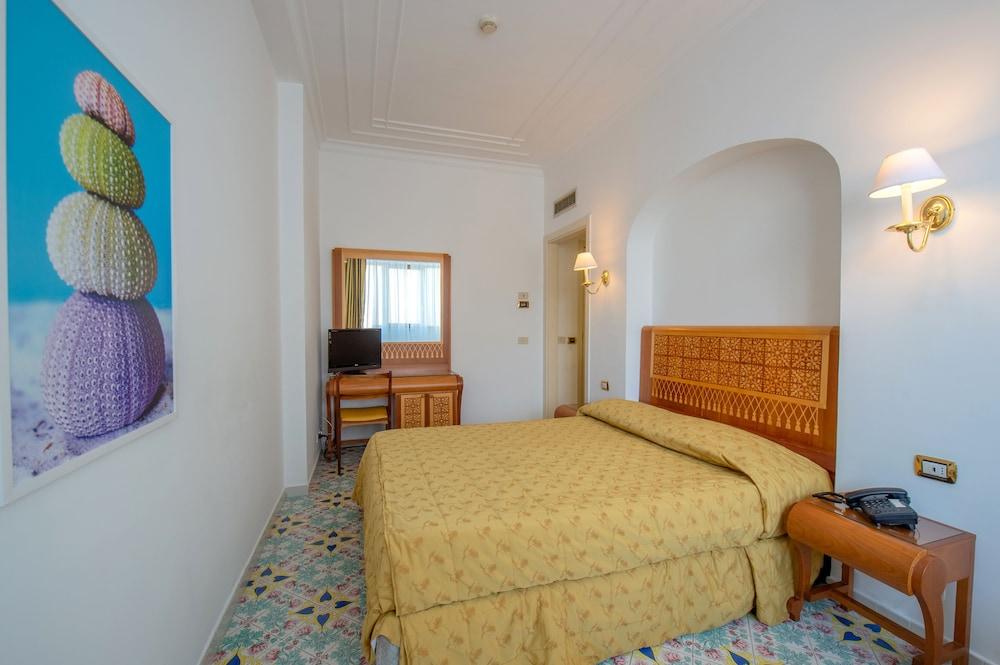 Grand Hotel Flora Соренто Екстериор снимка