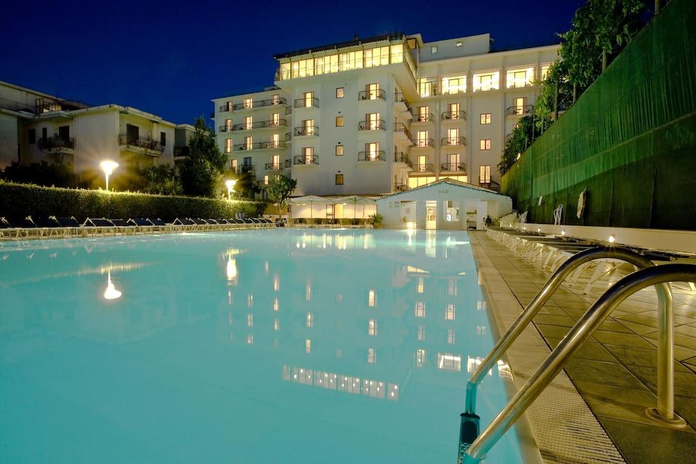 Grand Hotel Flora Соренто Екстериор снимка