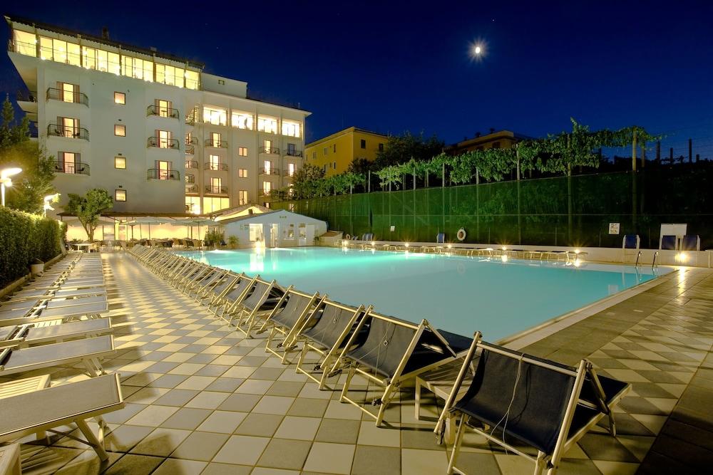 Grand Hotel Flora Соренто Екстериор снимка
