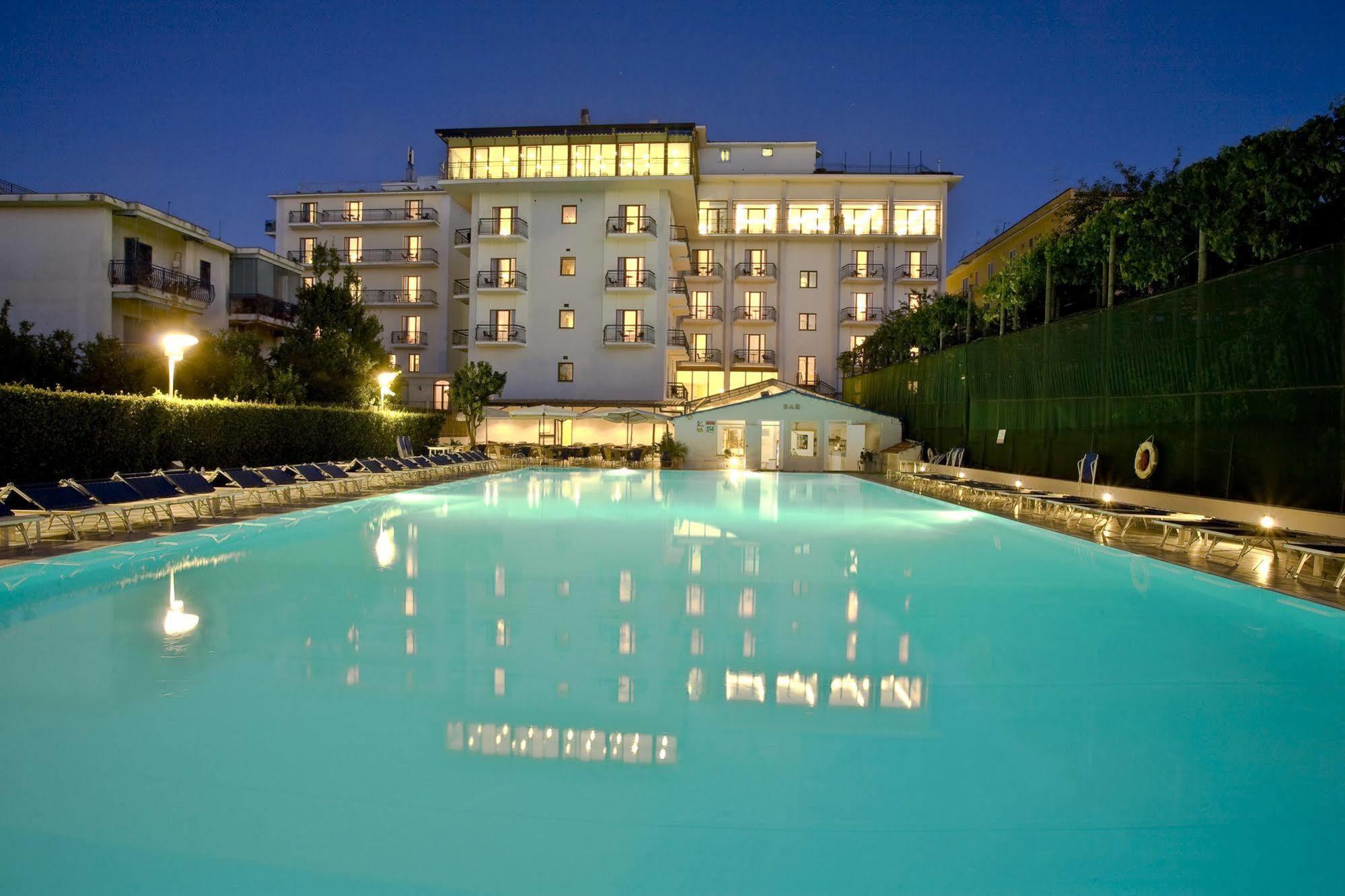 Grand Hotel Flora Соренто Екстериор снимка